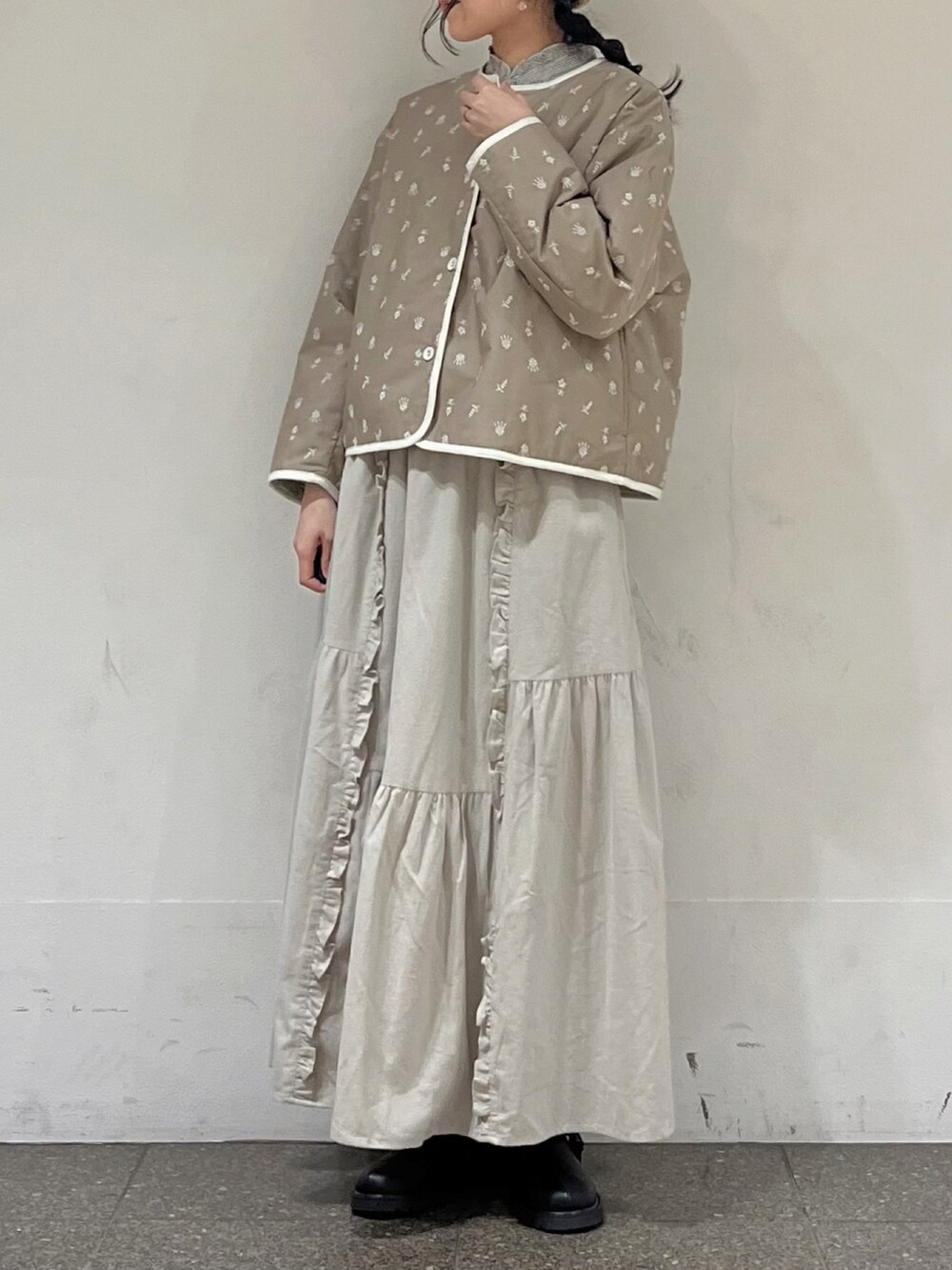 ブラック系のシャツ/ブラウス、ベージュ系のベスト、ブラウン系のノーカラージャケットを着用したレディースの冬コーディネートの2枚目の写真