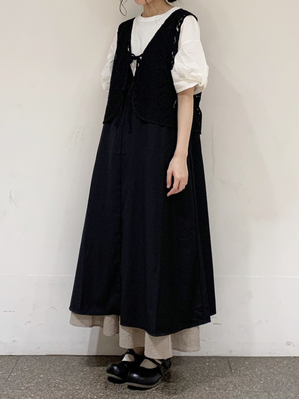 ブラック系のベスト、ブラック系のワンピース/ドレス、ホワイト系のTシャツ/カットソーを着用したレディースの夏コーディネートの2枚目の写真