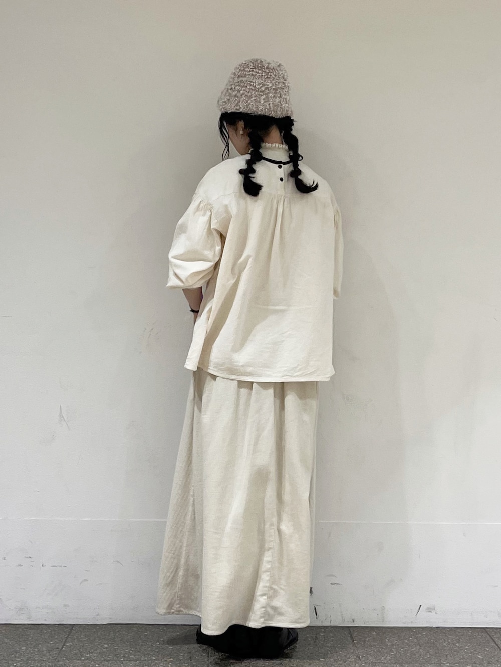 ホワイト系のシャツ/ブラウス、ベージュ系のスカートを着用したレディースの冬コーディネートの4枚目の写真