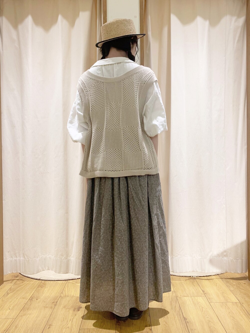 ホワイト系のシャツ/ブラウス、ベージュ系のベスト、ホワイト系のTシャツ/カットソーを着用したレディースの春コーディネートの3枚目の写真