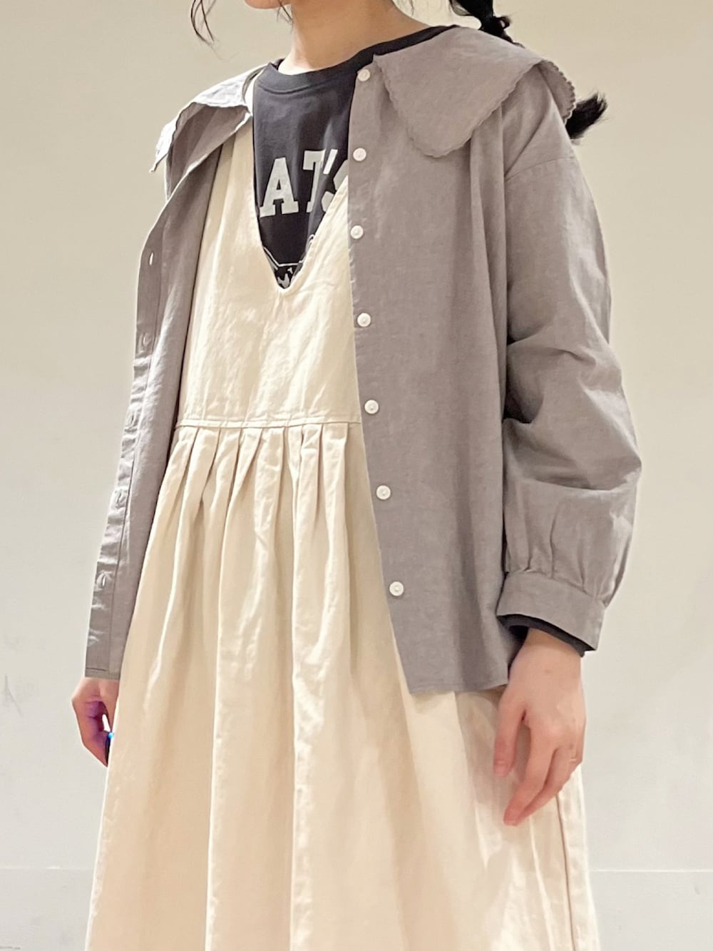 グレー系のTシャツ/カットソー、ホワイト系のワンピース、グレー系のシャツ/ブラウスを着用したレディースの春コーディネートの5枚目の写真