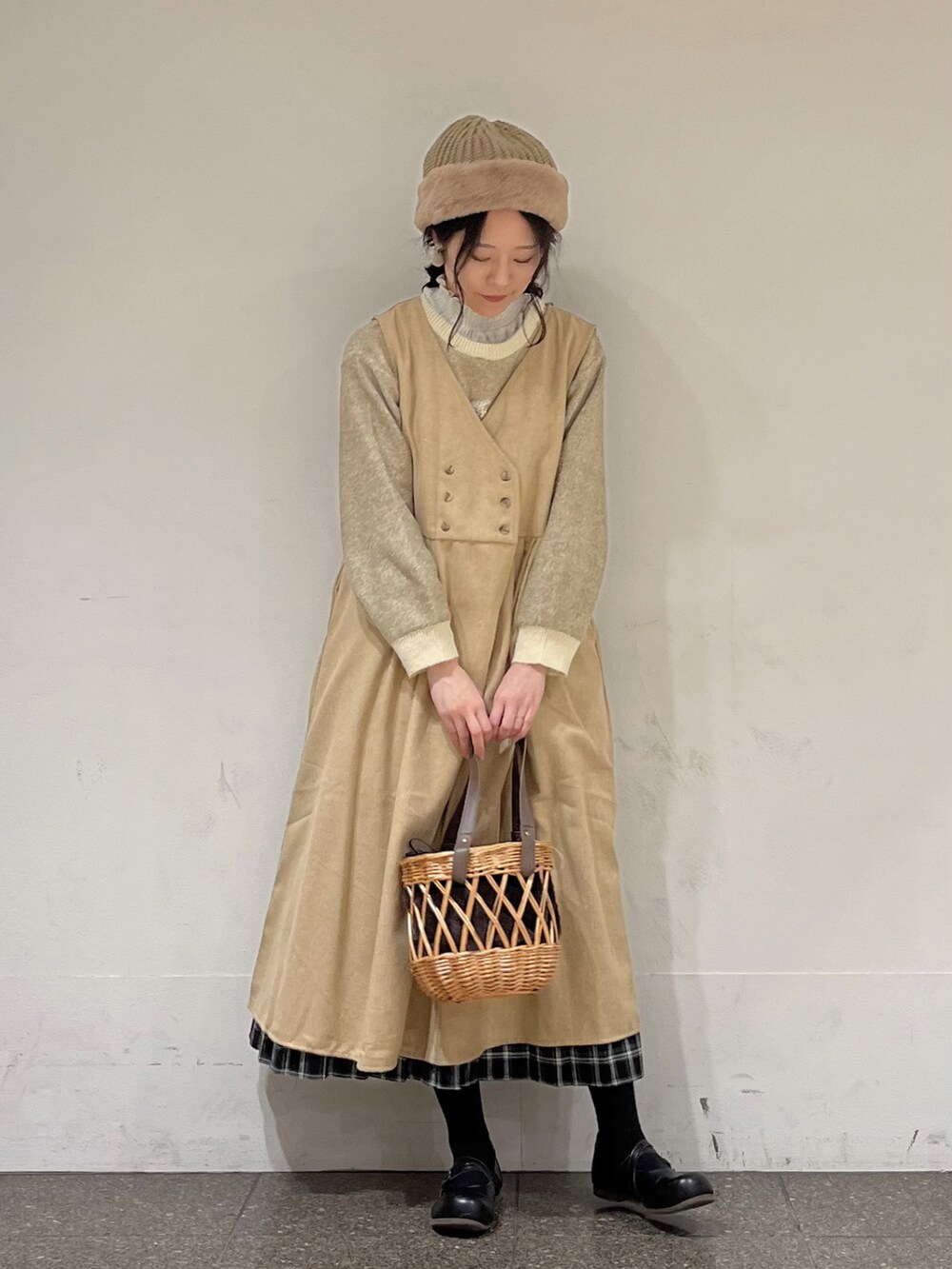 イエロー系のワンピース、ベージュ系のカーディガン/ボレロ、ホワイト系のシャツ/ブラウスを着用したレディースの冬コーディネートの2枚目の写真