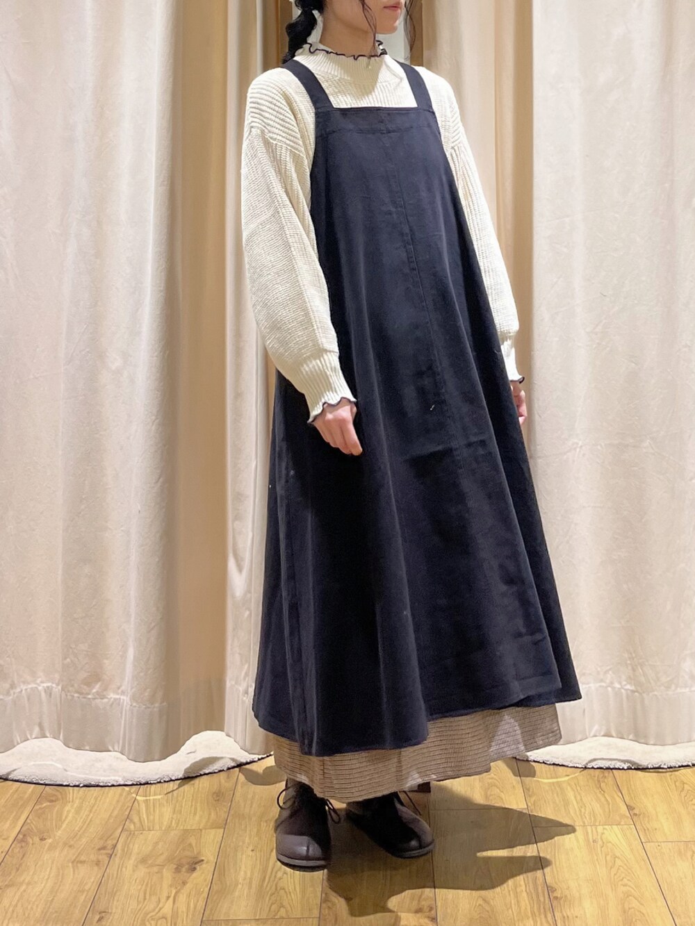 ブラック系のワンピース、ホワイト系のニット/セーター、ホワイト系のシャツ/ブラウスを着用したレディースの秋コーディネートの5枚目の写真