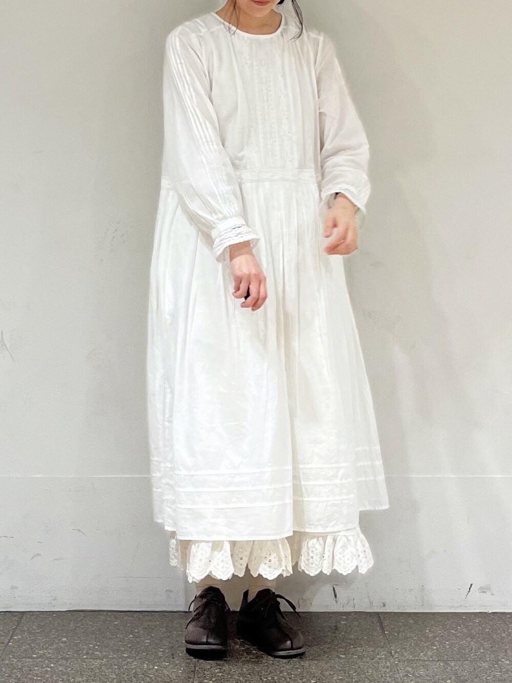 ホワイト系のワンピース、ホワイト系のスカート、ホワイト系のハットを着用したレディースの冬コーディネートの2枚目の写真