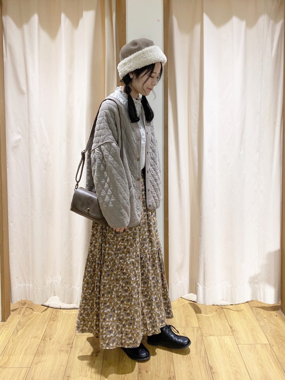 「ゆるコーデ、ナチュラル、サマンサ モスモス(Samansa Mos2)、Samansa Mos2、リラックススタイル、おでかけ、ジャケット、花柄、スカート、ロングスカート、秋コーデ、冬コーデ、秋のコーデ、ootd、大人かわいい」｜「Samansa Mos2のカットキルトジャケット（テーラードジャケット、ベージュ系）」を使った、marin.🐏さん（レディース・160cm）の秋コーディネートの2枚目の写真