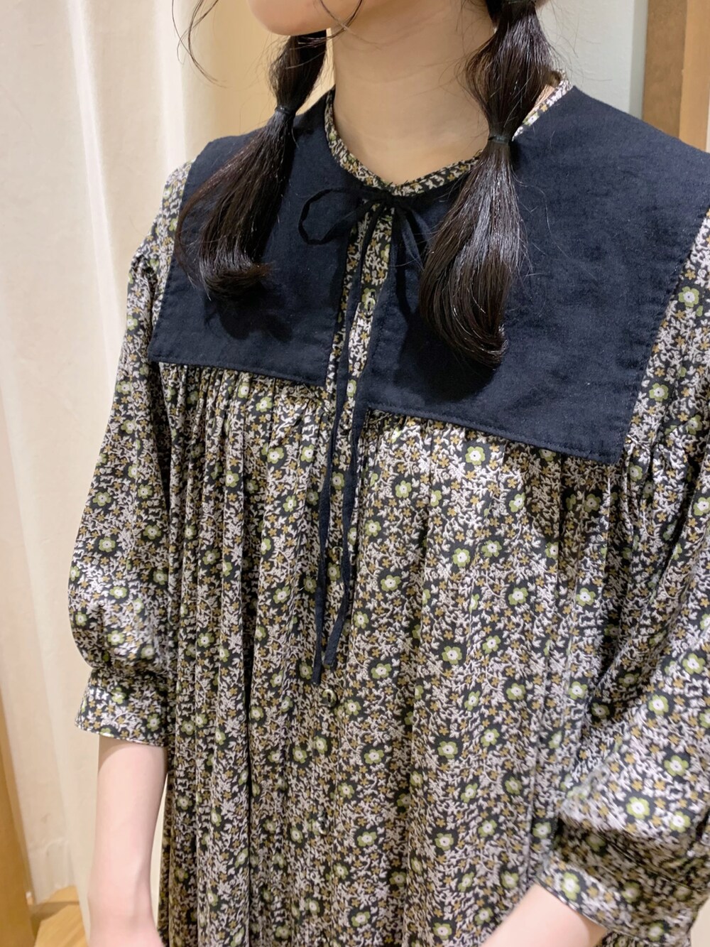 グレー系のワンピース、ブラック系のシャツ/ブラウス、ブラック系のTシャツ/カットソーを着用したレディースの夏コーディネートの5枚目の写真