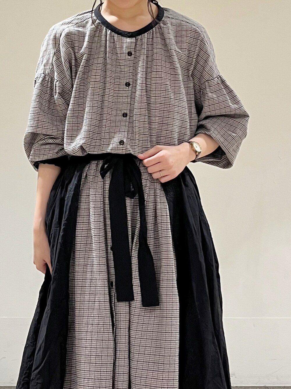 ブラック系のワンピース、ブラック系のスカートを着用したレディースの冬コーディネートの5枚目の写真