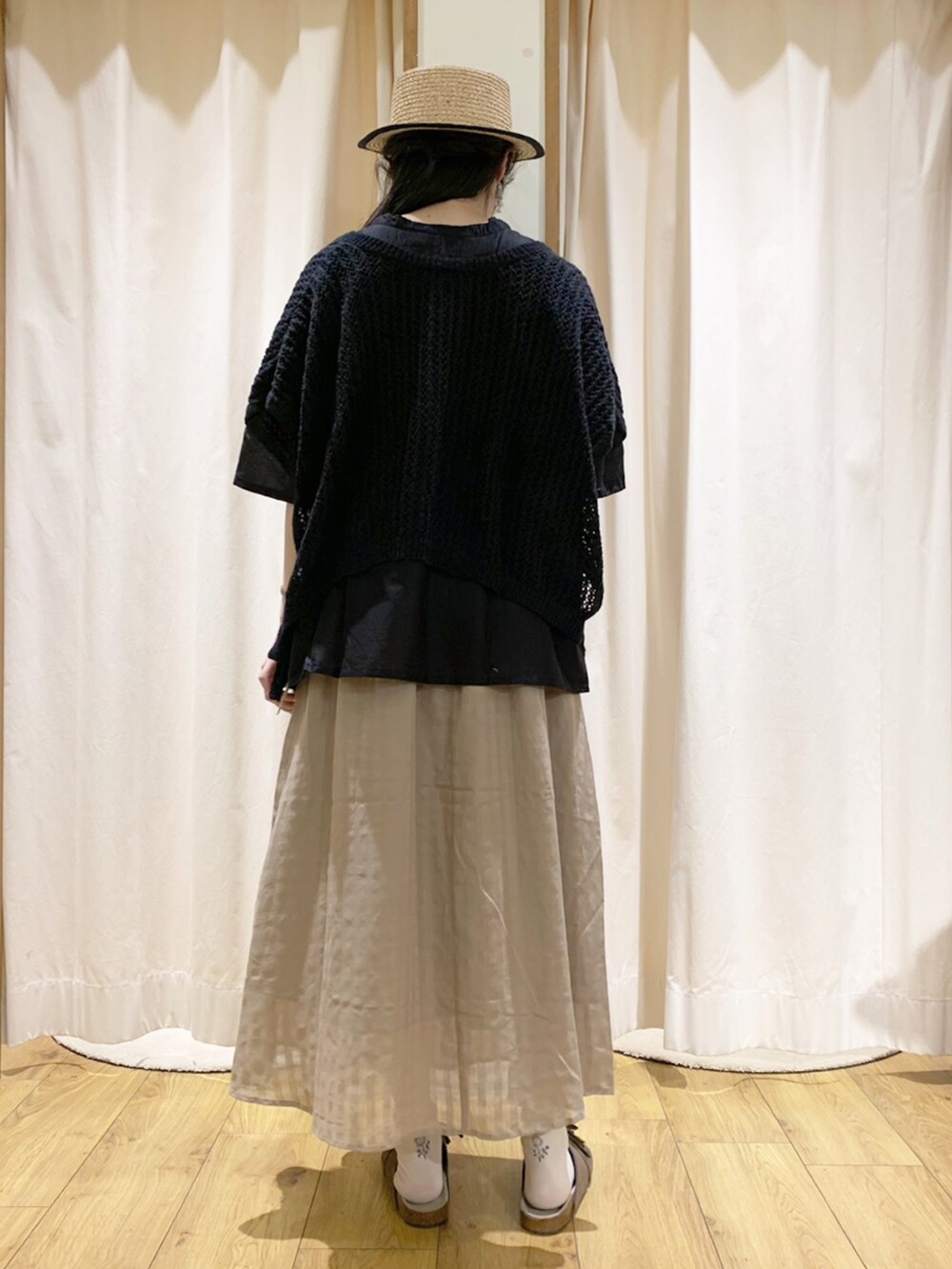 ブラック系のシャツ/ブラウス、ブラック系のベスト、ブラック系のTシャツ/カットソーを着用したレディースの夏コーディネートの4枚目の写真