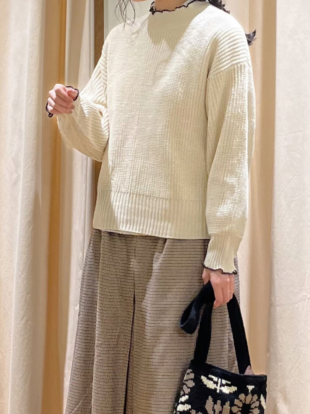 ホワイト系のニット/セーター、ホワイト系のシャツ/ブラウス、ブラウン系のその他パンツを着用したレディースの秋コーディネートの4枚目の写真