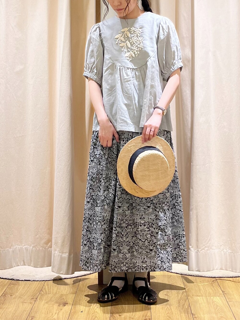 グレー系のシャツ/ブラウスを着用したレディースの春コーディネートの4枚目の写真