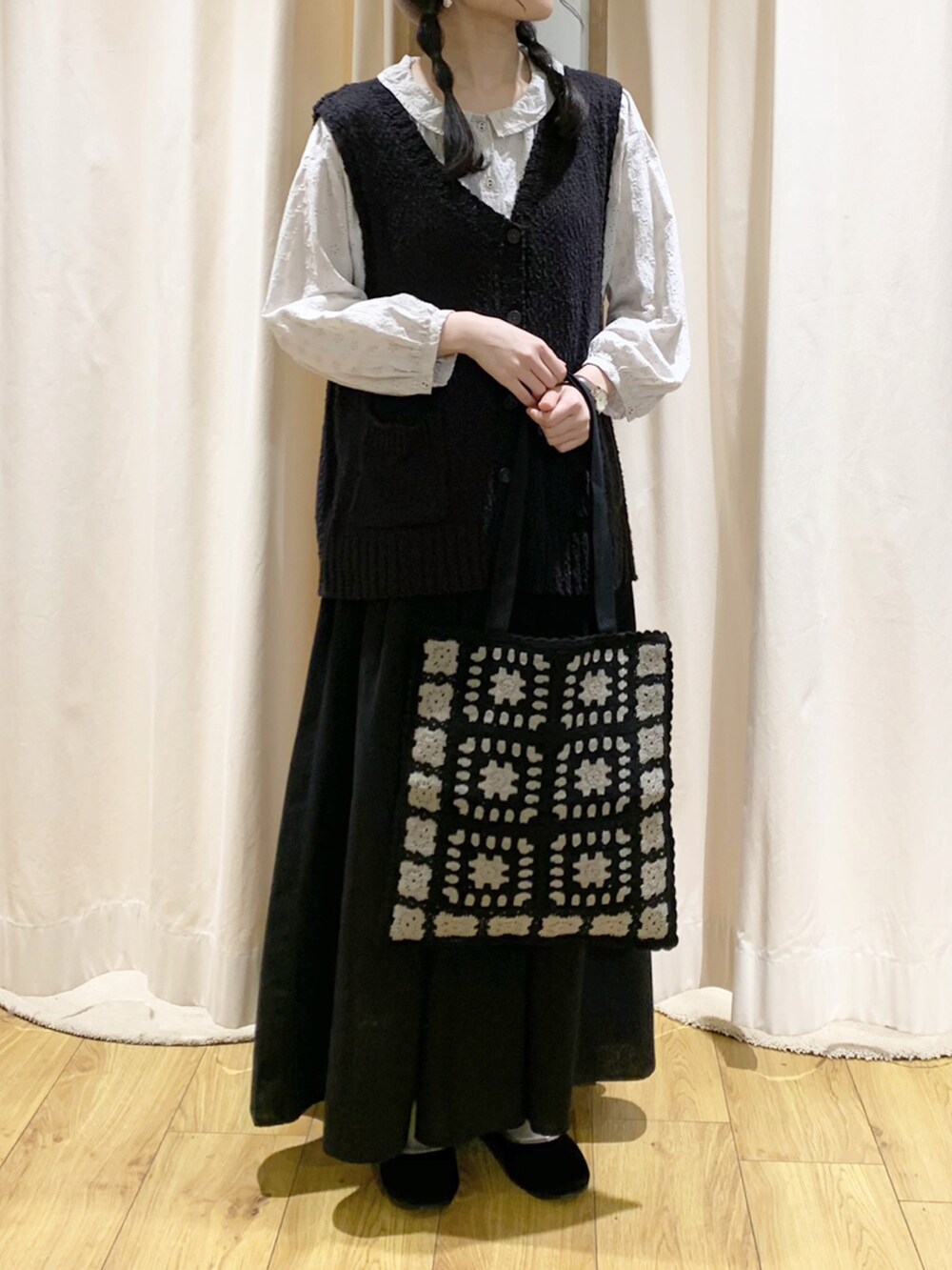 ホワイト系のシャツ/ブラウス、ブラック系のベスト、ブラック系のスカートを着用したレディースの秋コーディネートの3枚目の写真