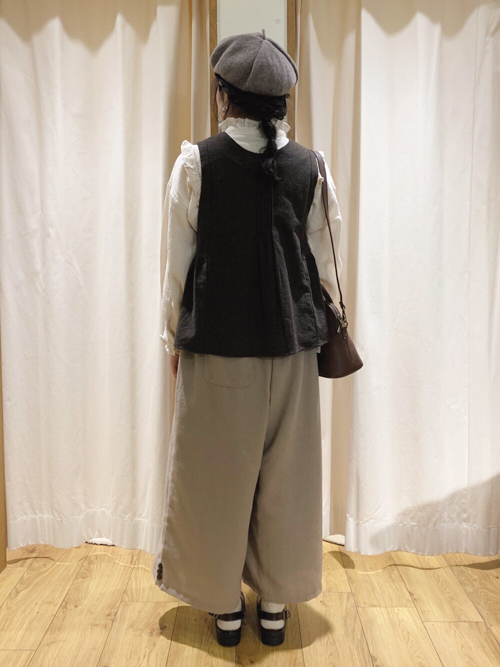 ブラウン系のベスト、ホワイト系のシャツ/ブラウス、ホワイト系のTシャツ/カットソーを着用したレディースの秋コーディネートの3枚目の写真