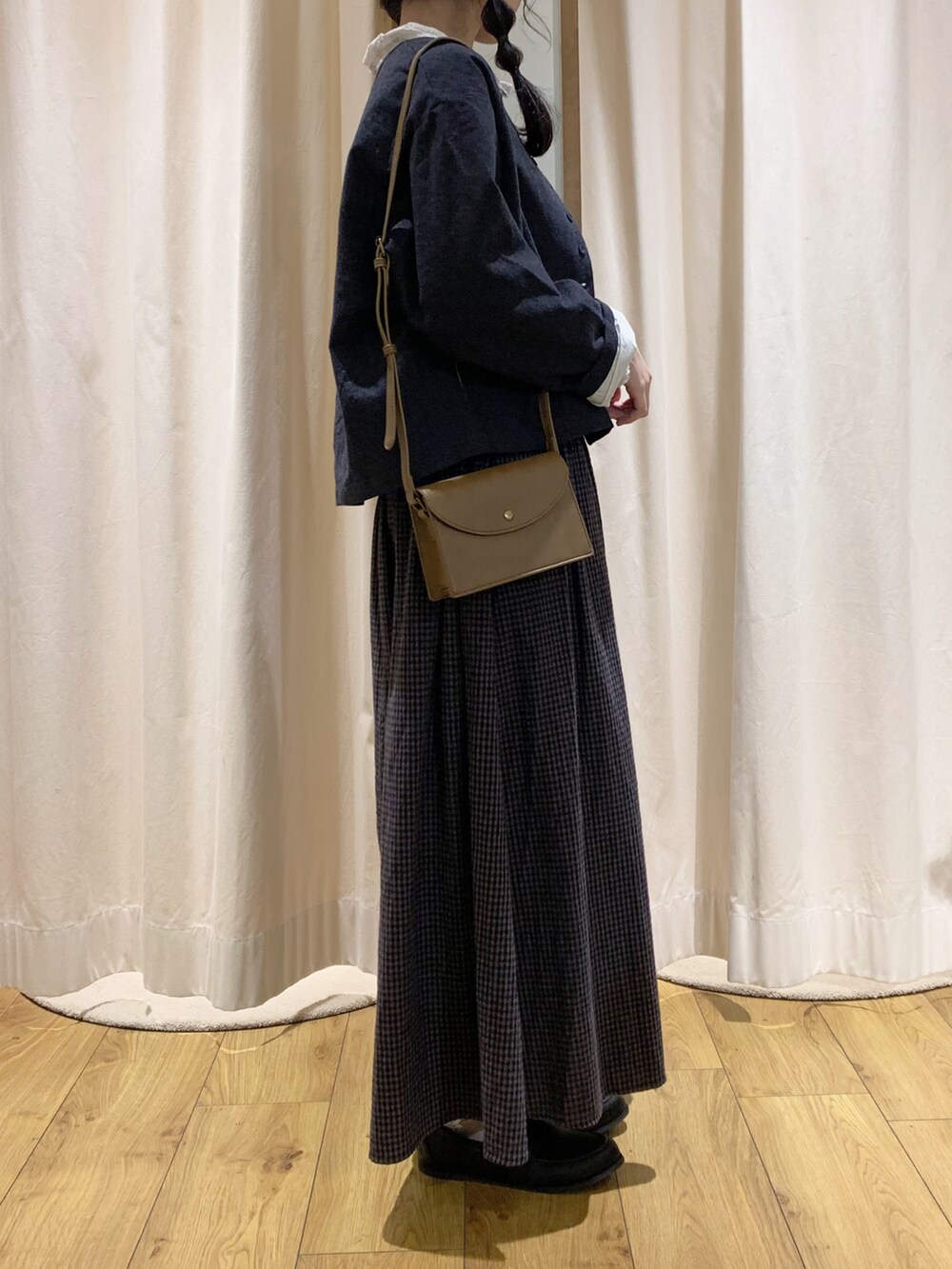 グレー系のノーカラージャケット、ホワイト系のシャツ/ブラウス、グレー系のスカートを着用したレディースの秋コーディネートの3枚目の写真