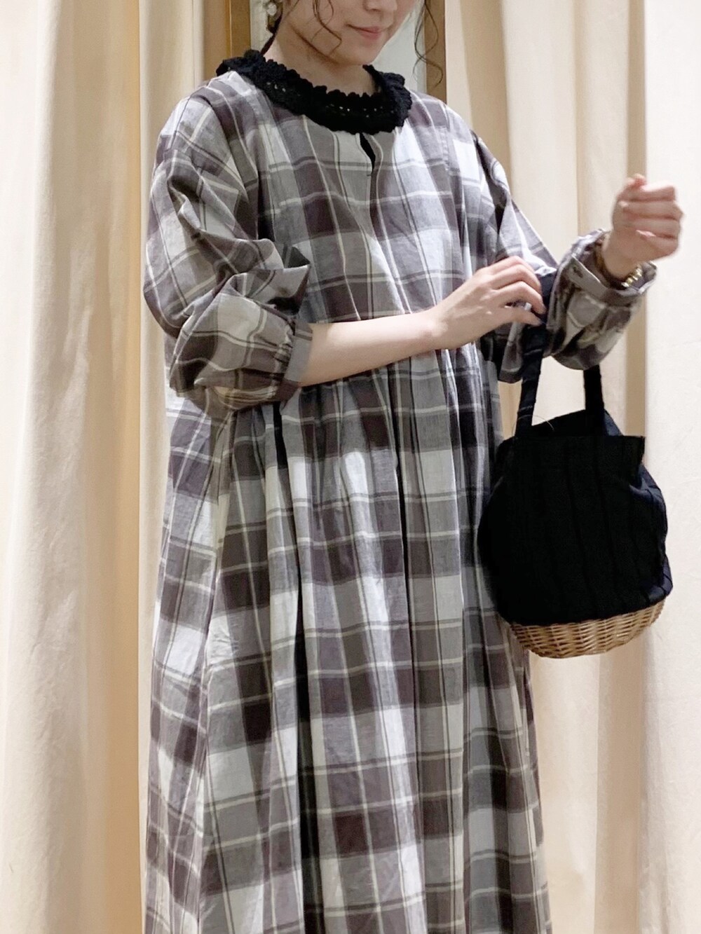 ブラウン系のワンピース、ブラック系のTシャツ/カットソー、グレー系のその他パンツを着用したレディースの春コーディネートの5枚目の写真