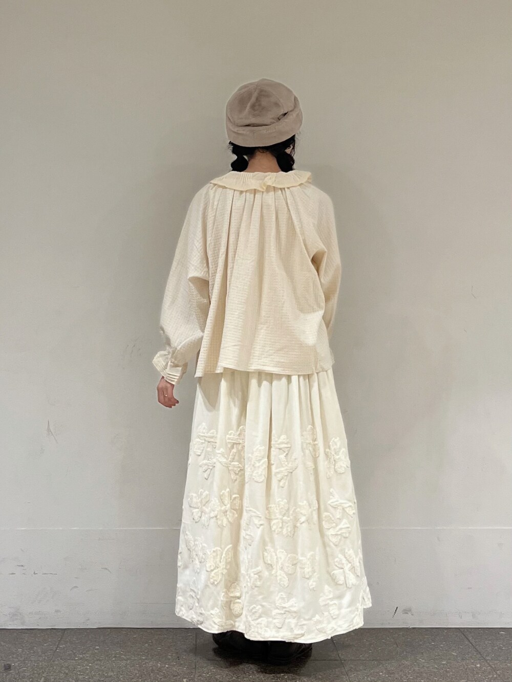 ホワイト系のシャツ/ブラウス、ホワイト系のスカート、ブラウン系のハットを着用したレディースの秋コーディネートの2枚目の写真