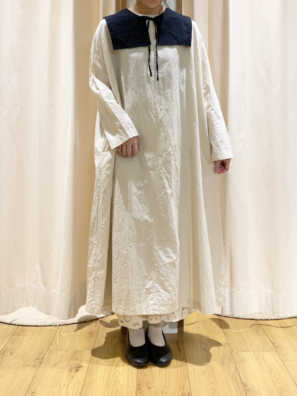 ホワイト系のワンピース、ブラック系のシャツ/ブラウス、ホワイト系のスカートを着用したレディースの夏コーディネートの2枚目の写真