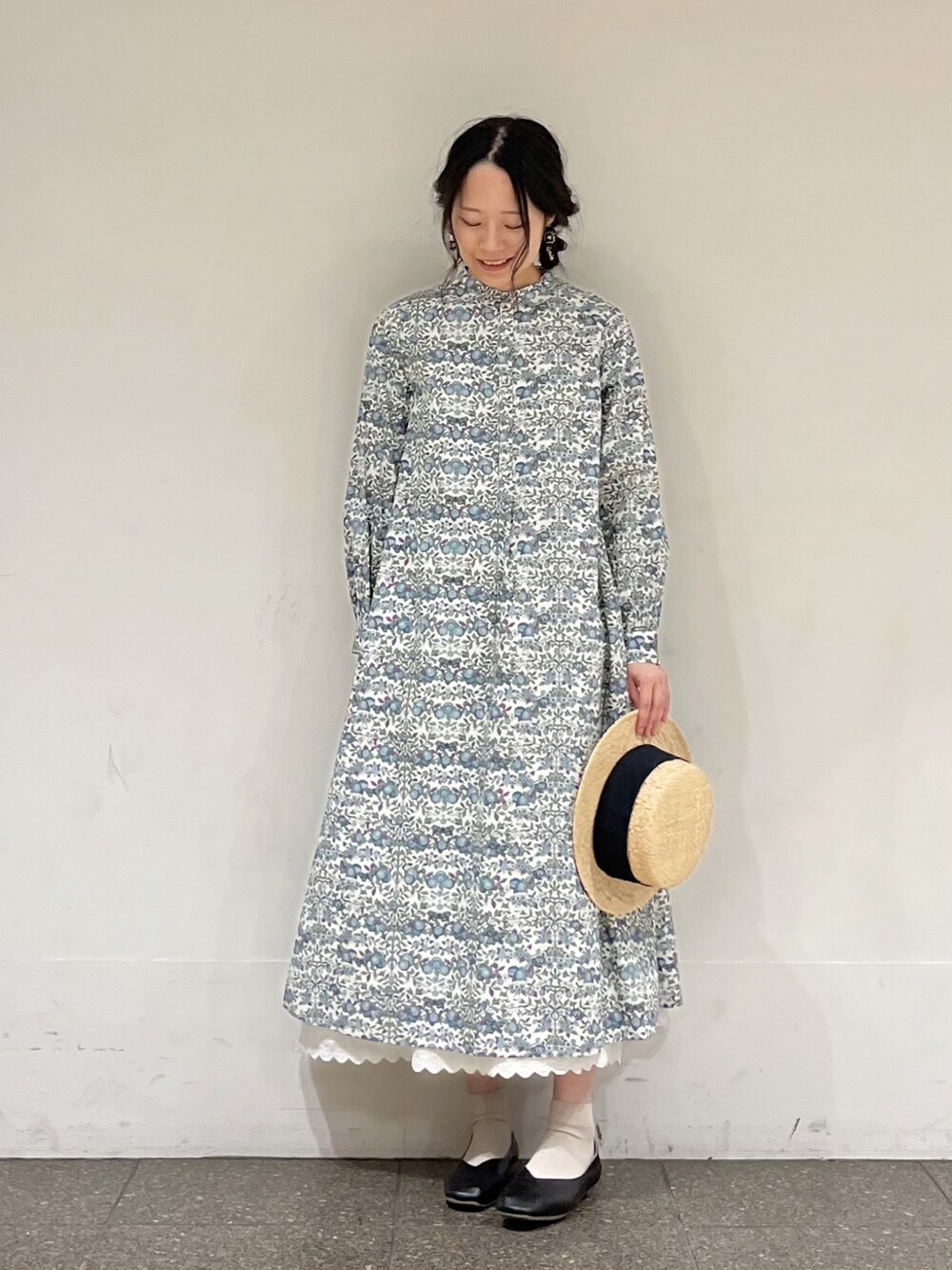 ブルー系のワンピース、ホワイト系のスカートを着用したレディースの春コーディネートの3枚目の写真