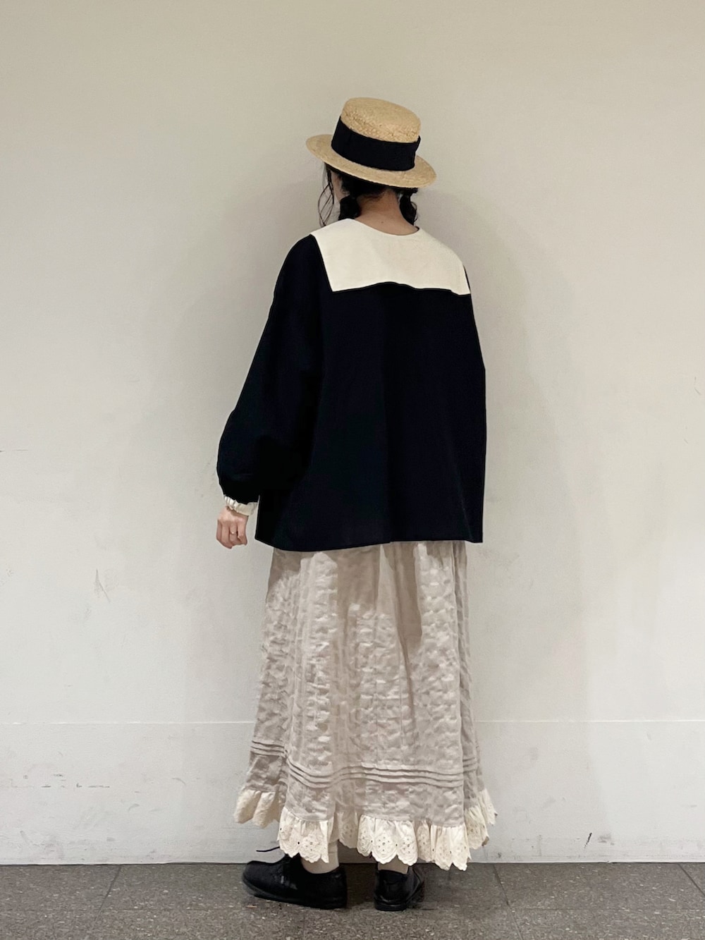 ブラック系のシャツ/ブラウス、ベージュ系のスカートを着用したレディースの冬コーディネートの3枚目の写真