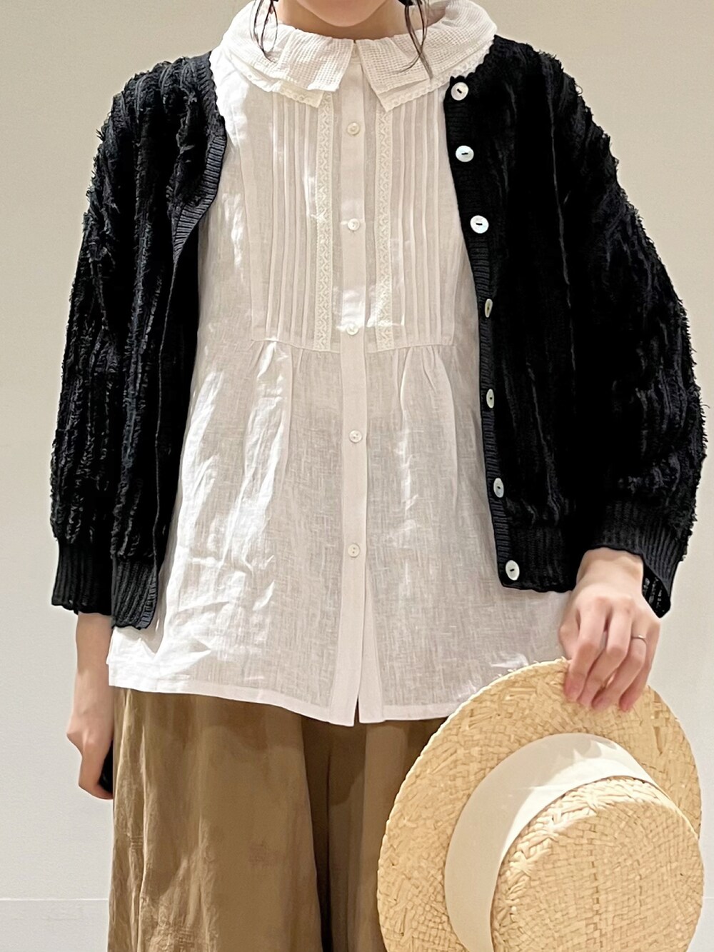 ホワイト系のシャツ/ブラウス、イエロー系のその他パンツ、ブラック系のカーディガン/ボレロを着用したレディースの春コーディネートの5枚目の写真