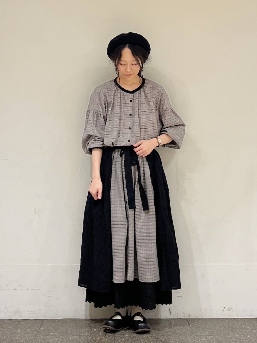 ブラック系のワンピース、ブラック系のスカートを着用したレディースの冬コーディネートの2枚目の写真