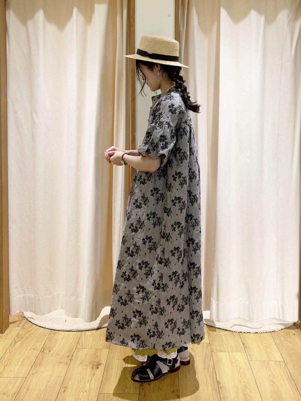 グリーン系のワンピース、グレー系のワンピース、ホワイト系のスカートを着用したレディースの春コーディネートの2枚目の写真