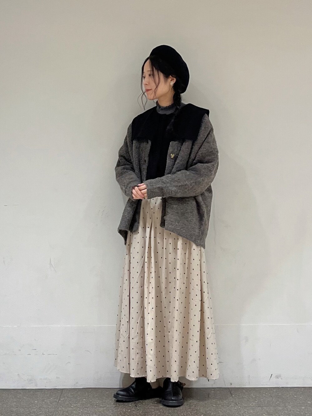 ブラック系のシャツ/ブラウス、ブラウン系のカーディガン/ボレロ、グレー系のニット/セーターを着用したレディースの秋コーディネートの2枚目の写真