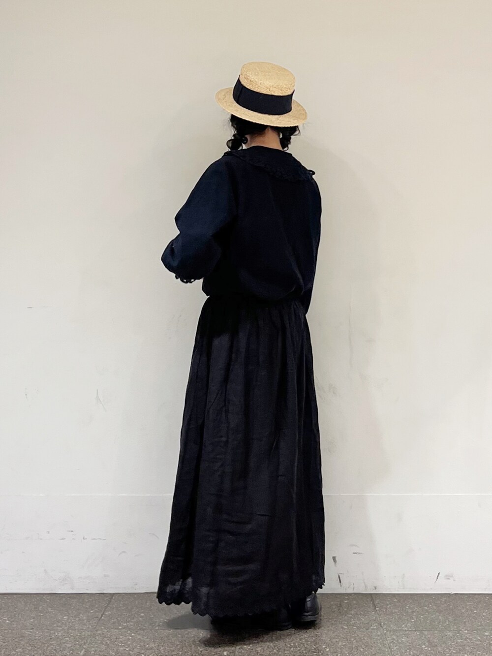 ブラック系のシャツ/ブラウス、ブラック系のスカートを着用したレディースの冬コーディネートの4枚目の写真