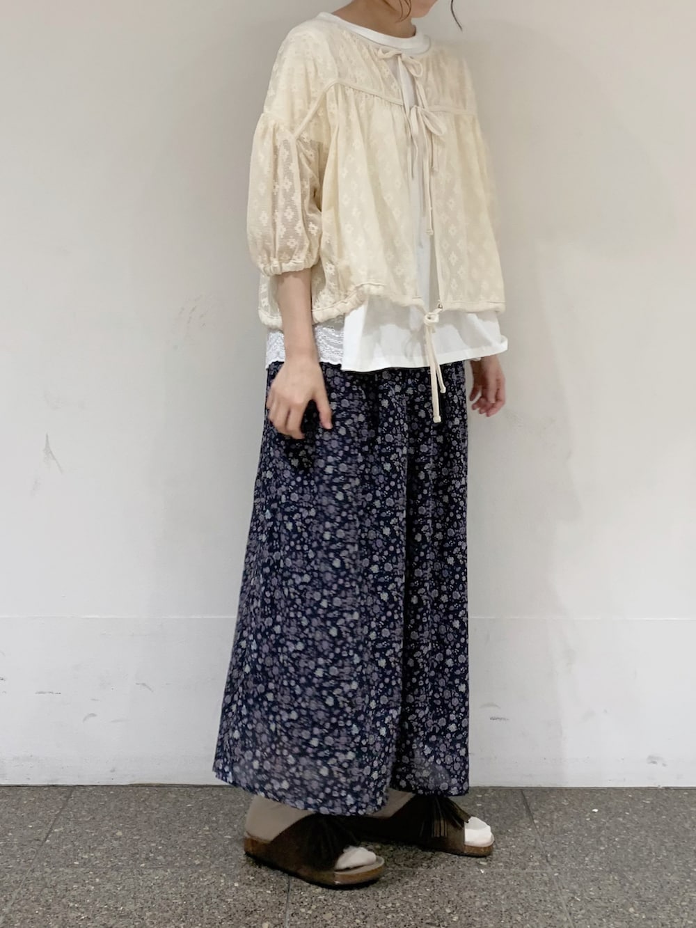 ホワイト系のシャツ/ブラウス、ホワイト系のTシャツ/カットソー、ホワイト系のTシャツ/カットソーを着用したレディースの夏コーディネートの2枚目の写真