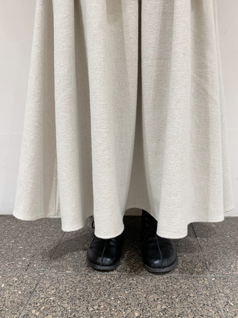 グレー系のカーディガン/ボレロ、ホワイト系のブルゾン、ホワイト系のシャツ/ブラウスを着用したレディースの冬コーディネートの5枚目の写真