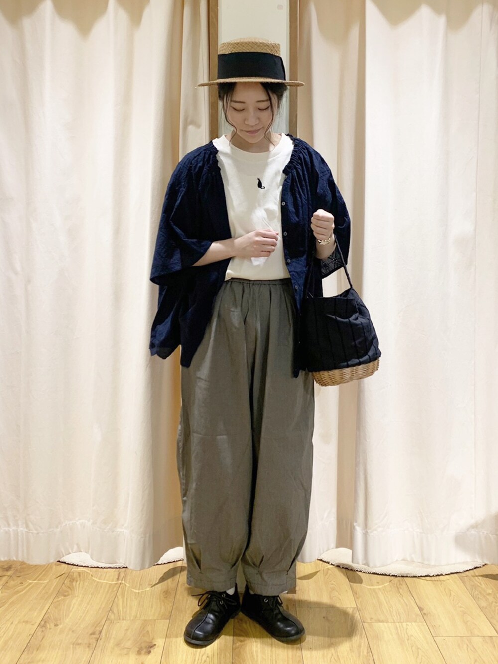 ブルー系のシャツ/ブラウス、ホワイト系のTシャツ/カットソー、グレー系のその他パンツを着用したレディースの春コーディネートの4枚目の写真