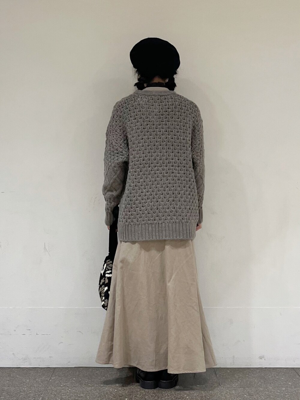 ブラウン系のカーディガン/ボレロ、ベージュ系のスカート、グレー系のシャツ/ブラウスを着用したレディースの秋コーディネートの5枚目の写真