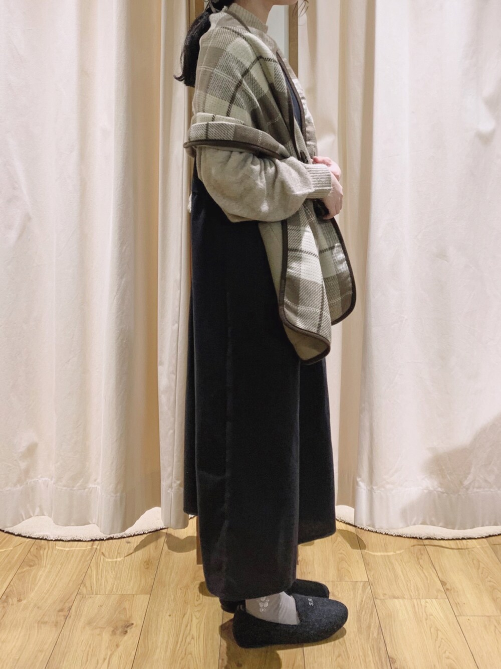 「チェック、ニット、ワンピース、ベージュ、ナチュラル、ハイネック、冬コーデ、モノトーン、SM2、ガーリー、おでかけ、モノトーンコーデ、ゆるコーデ、サマンサ モスモス(Samansa Mos2)、Samansa Mos2」｜「Samansa Mos2の前後着ノースリーブワンピース（ワンピース、ブラック系）」を使った、marin.🐏さん（レディース・160cm）の冬コーディネートの2枚目の写真