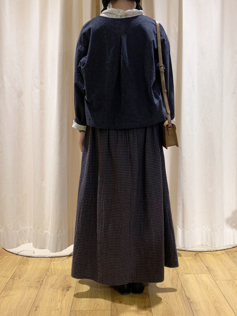 グレー系のノーカラージャケット、ホワイト系のシャツ/ブラウス、グレー系のスカートを着用したレディースの秋コーディネートの4枚目の写真