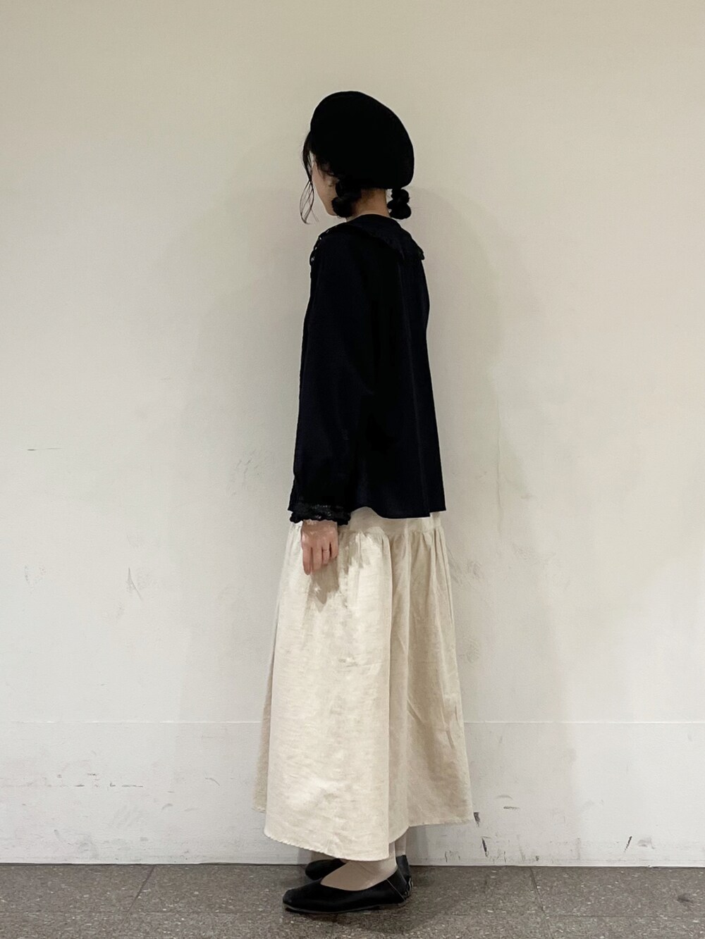 ブラック系のシャツ/ブラウス、ベージュ系のスカートを着用したレディースの冬コーディネートの4枚目の写真