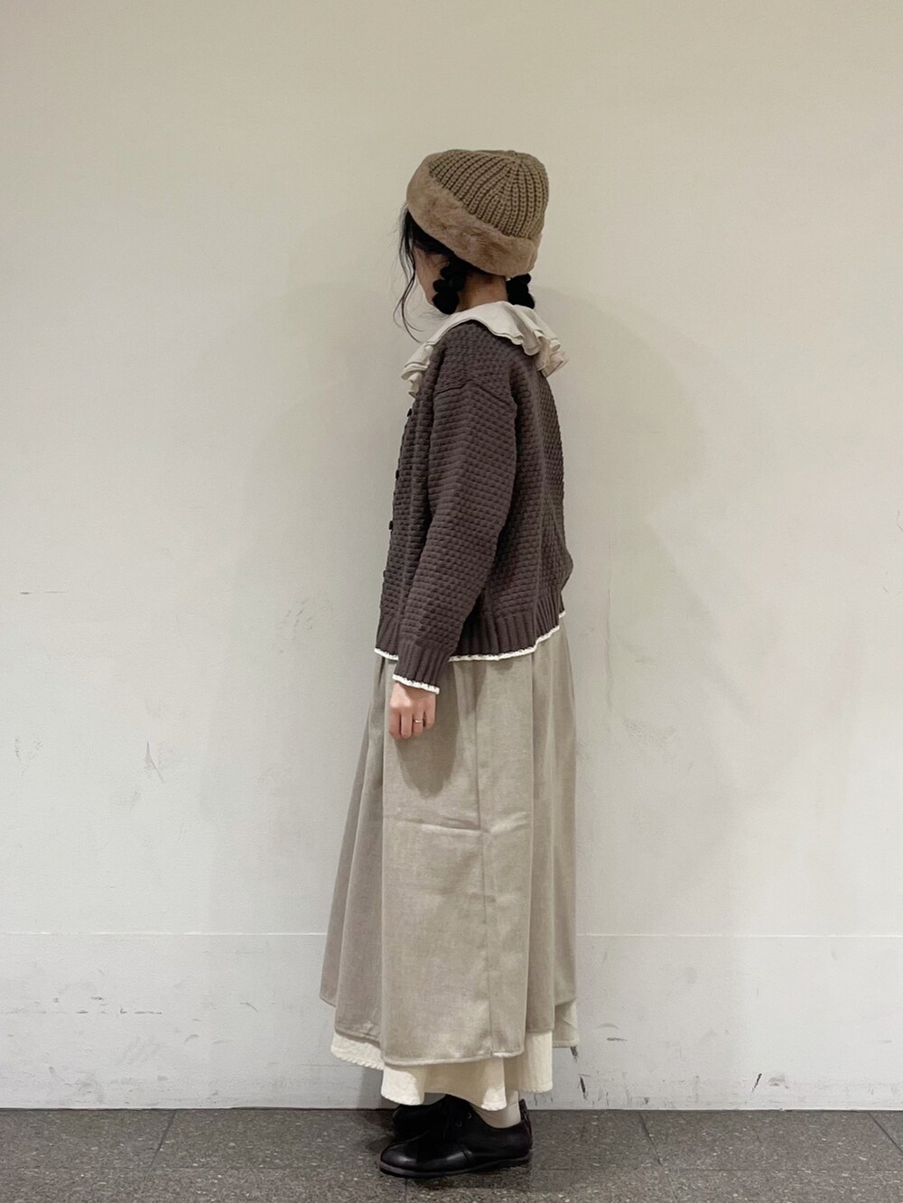 ブラウン系のカーディガン/ボレロ、ベージュ系のシャツ/ブラウス、ベージュ系のスカートを着用したレディースの冬コーディネートの4枚目の写真