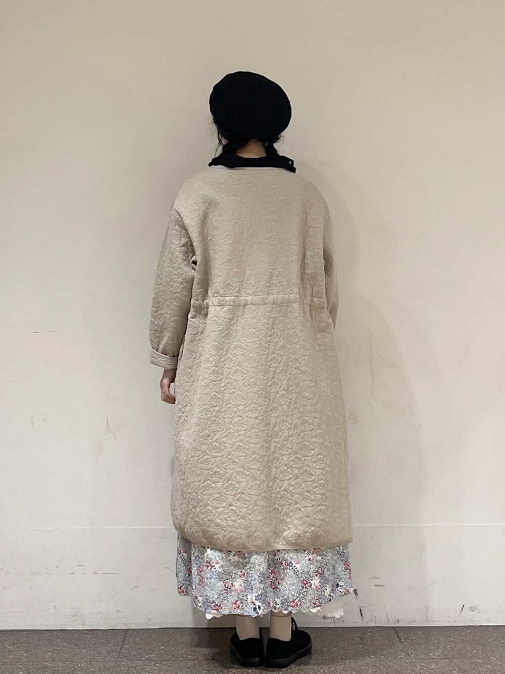 ブルー系のワンピース、ブラック系のシャツ/ブラウス、ベージュ系のその他アウターを着用したレディースの春コーディネートの4枚目の写真