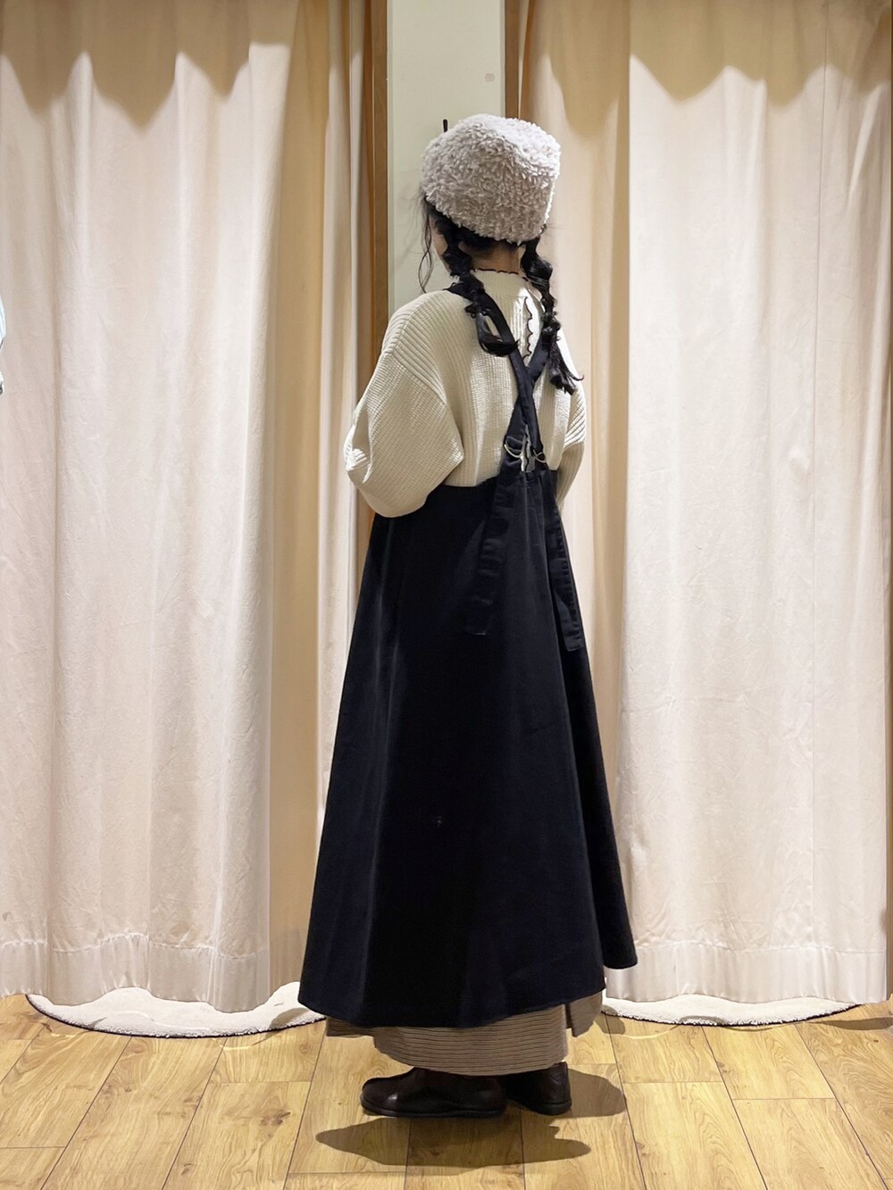 ブラック系のワンピース、ホワイト系のニット/セーター、ホワイト系のシャツ/ブラウスを着用したレディースの秋コーディネートの4枚目の写真