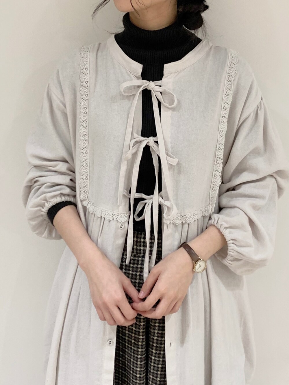 グレー系のワンピース、グレー系のニット/セーター、ブラウン系のスカートを着用したレディースの冬コーディネートの5枚目の写真