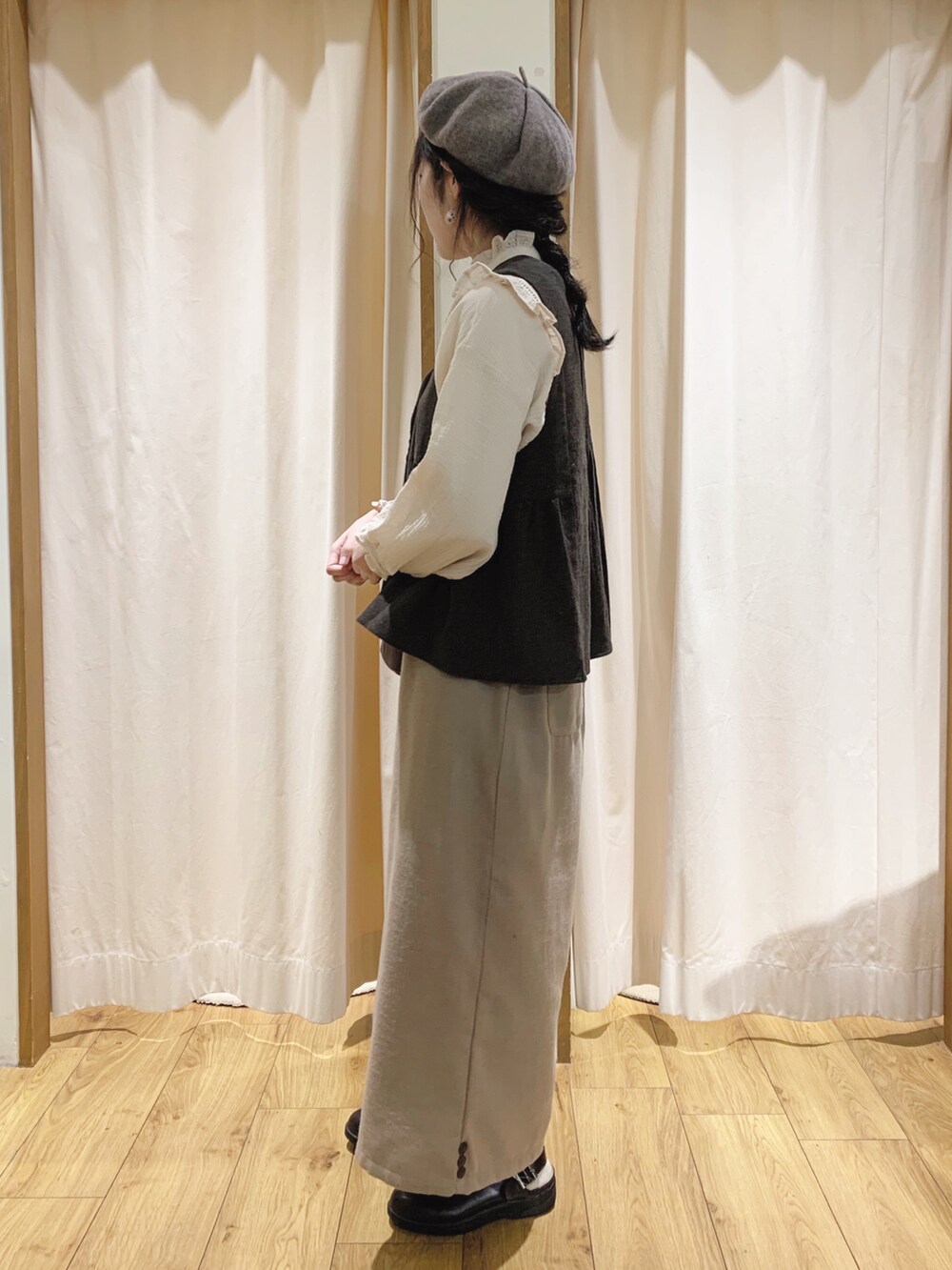 ブラウン系のベスト、ホワイト系のシャツ/ブラウス、ホワイト系のTシャツ/カットソーを着用したレディースの秋コーディネートの2枚目の写真