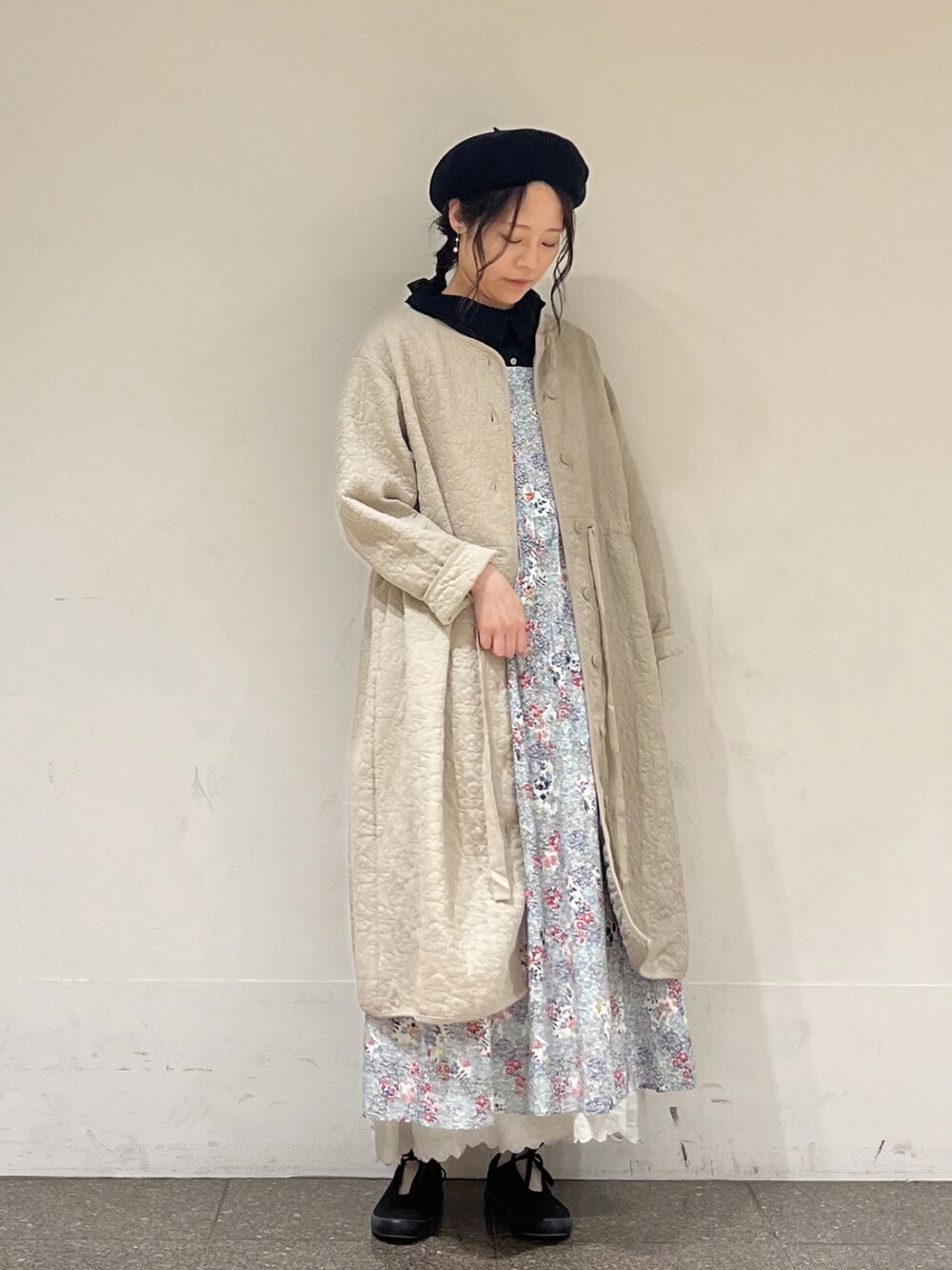 ブルー系のワンピース、ブラック系のシャツ/ブラウス、ベージュ系のその他アウターを着用したレディースの春コーディネートの2枚目の写真