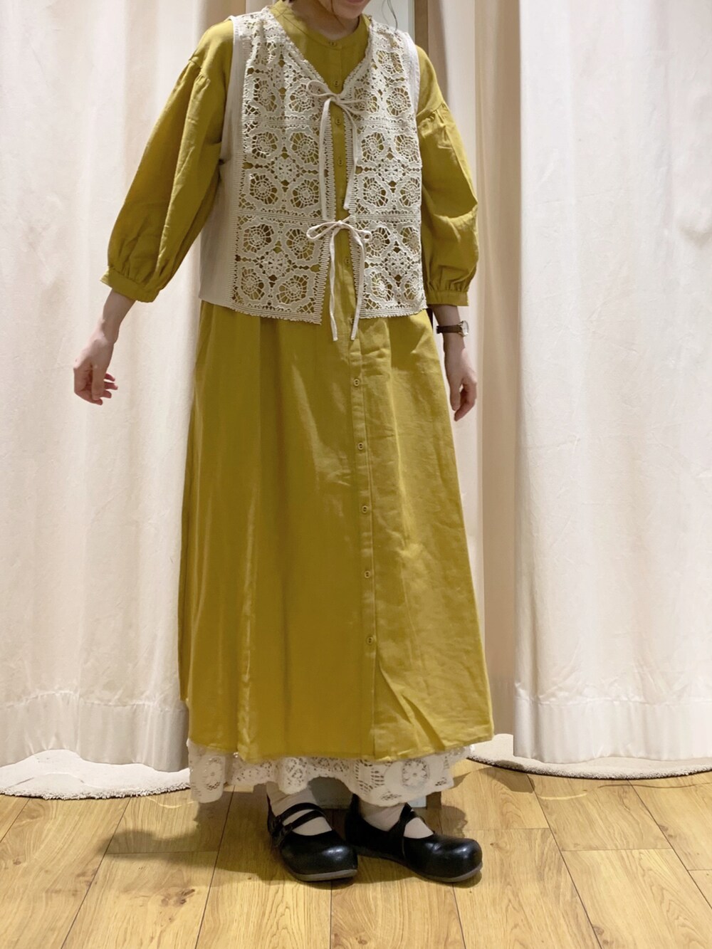 ホワイト系のベスト、ホワイト系のTシャツ/カットソー、ホワイト系のスカートを着用したレディースの夏コーディネートの3枚目の写真