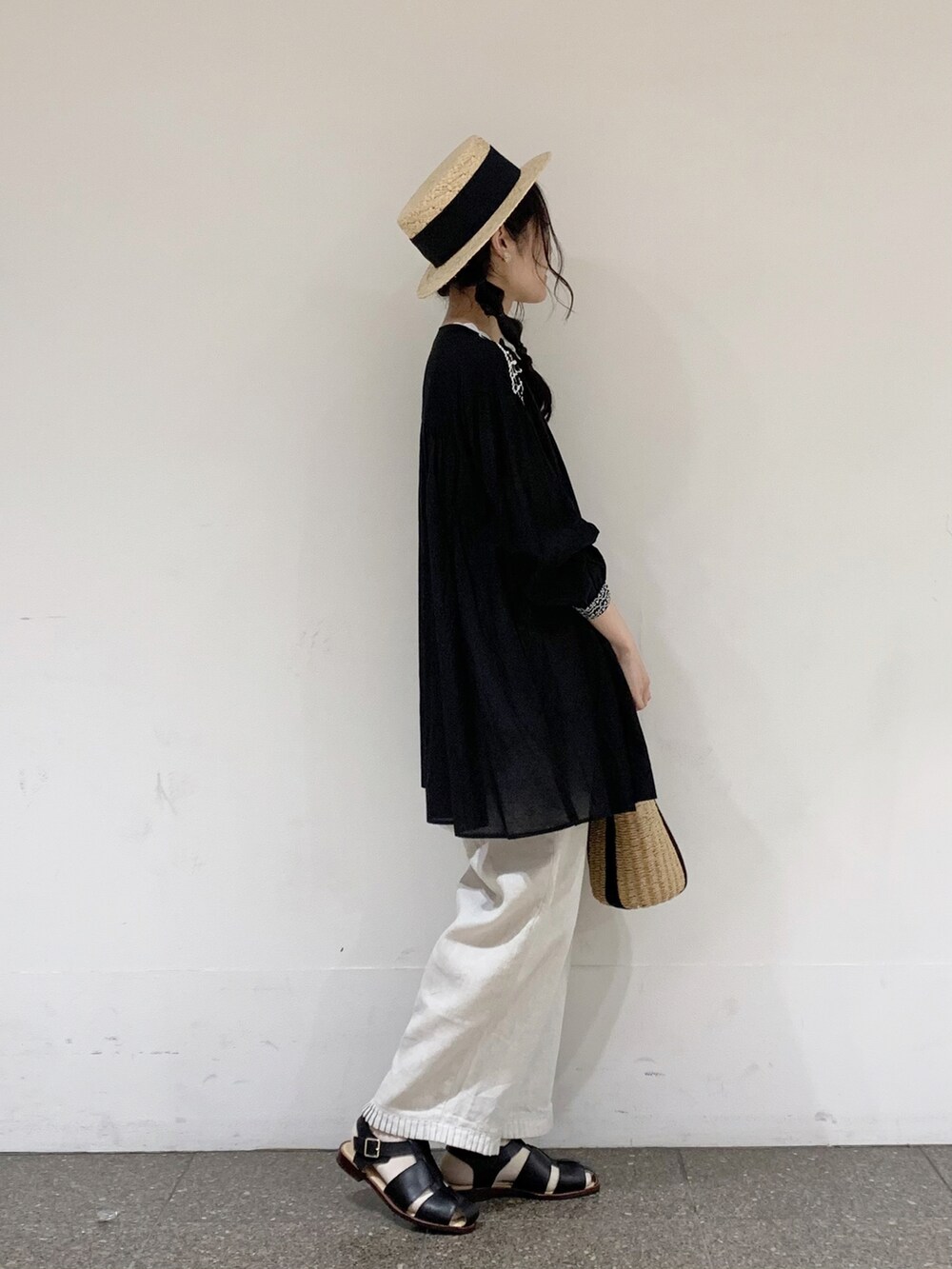 ブラック系のチュニック、ホワイト系のその他パンツ、ブラック系のタンクトップを着用したレディースの夏コーディネートの3枚目の写真