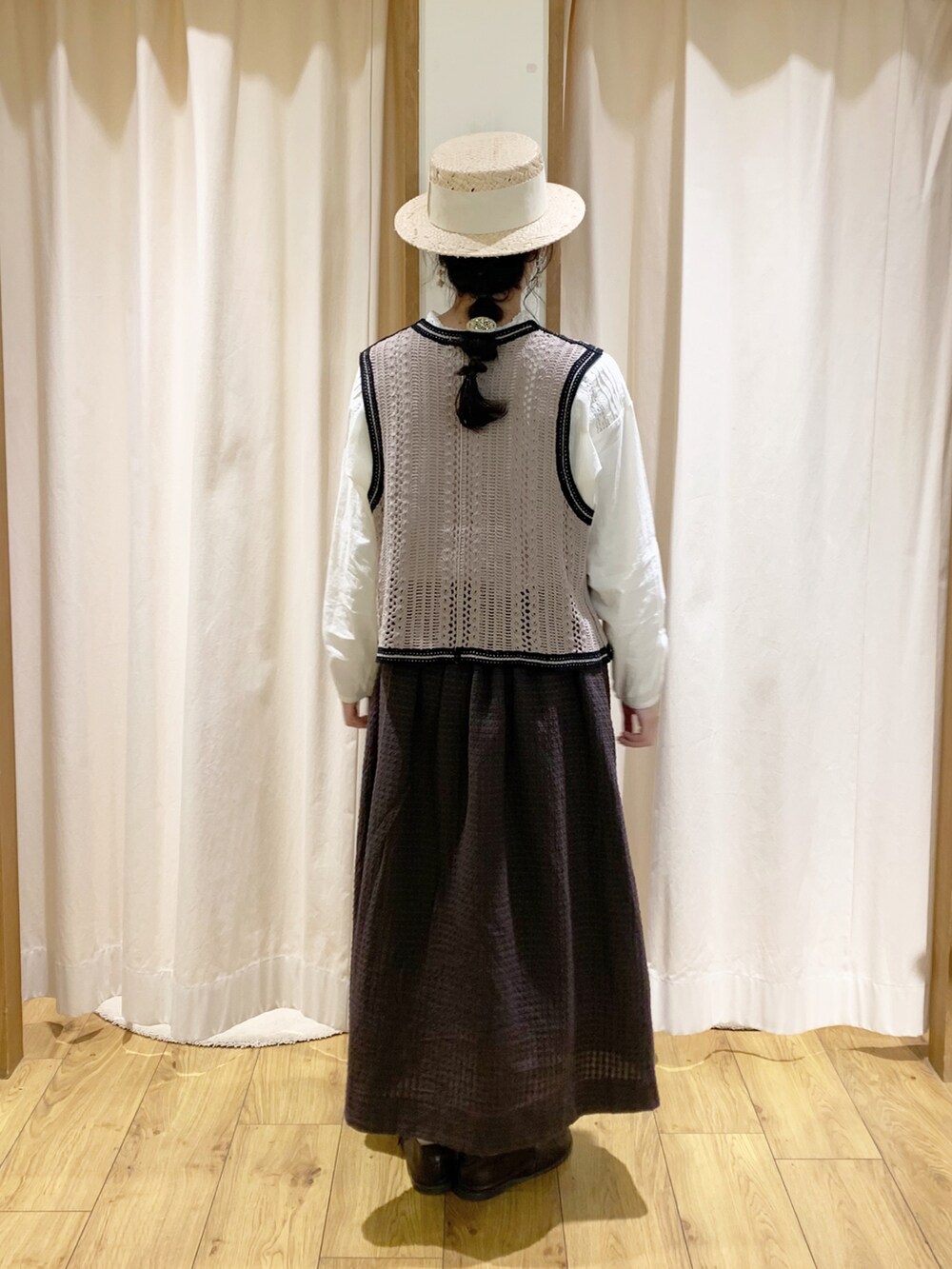 ベージュ系のベスト、ホワイト系のシャツ/ブラウス、グレー系のスカートを着用したレディースの春コーディネートの4枚目の写真