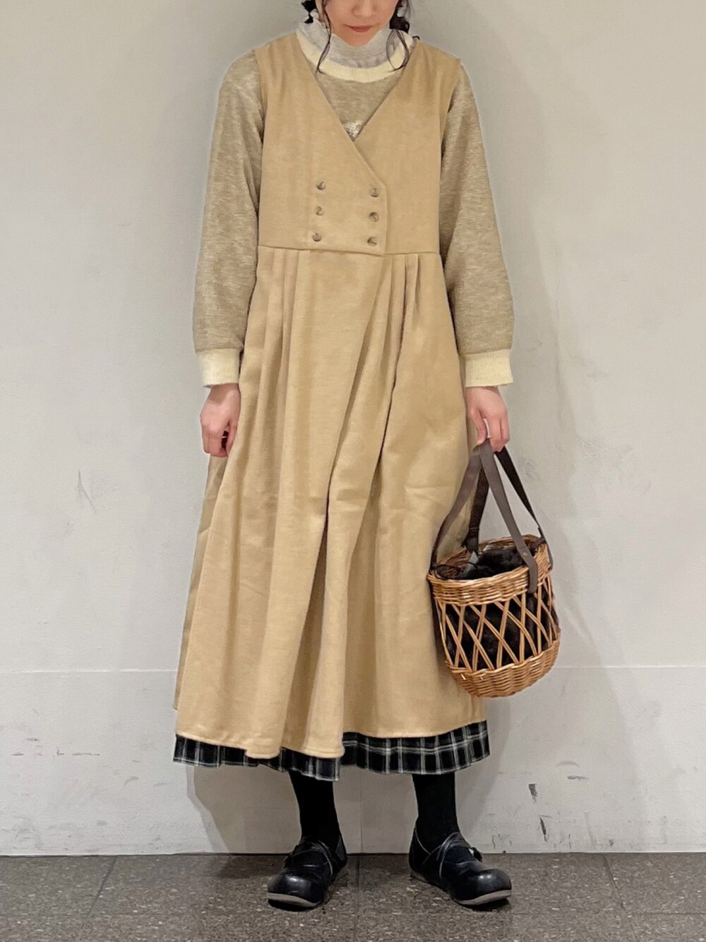 イエロー系のワンピース、ベージュ系のカーディガン/ボレロ、ホワイト系のシャツ/ブラウスを着用したレディースの冬コーディネートの3枚目の写真