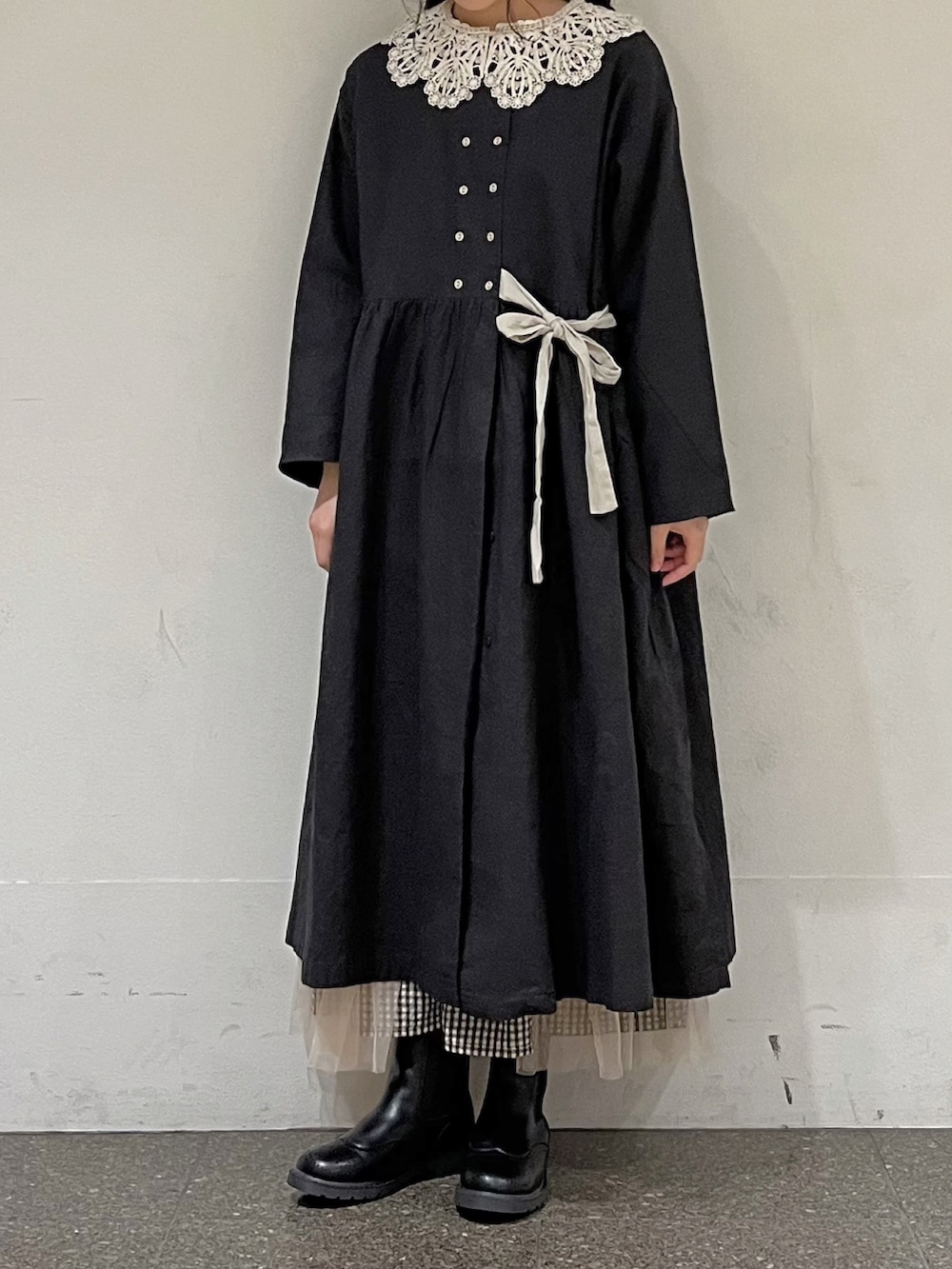 ベージュ系のシャツ/ブラウス、ホワイト系のスカート、ブラック系のその他アウターを着用したレディースの秋コーディネートの5枚目の写真