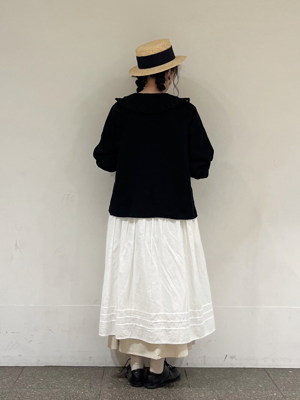 ホワイト系のワンピース、ベージュ系のスカート、ホワイト系のワンピースを着用したレディースの冬コーディネートの4枚目の写真