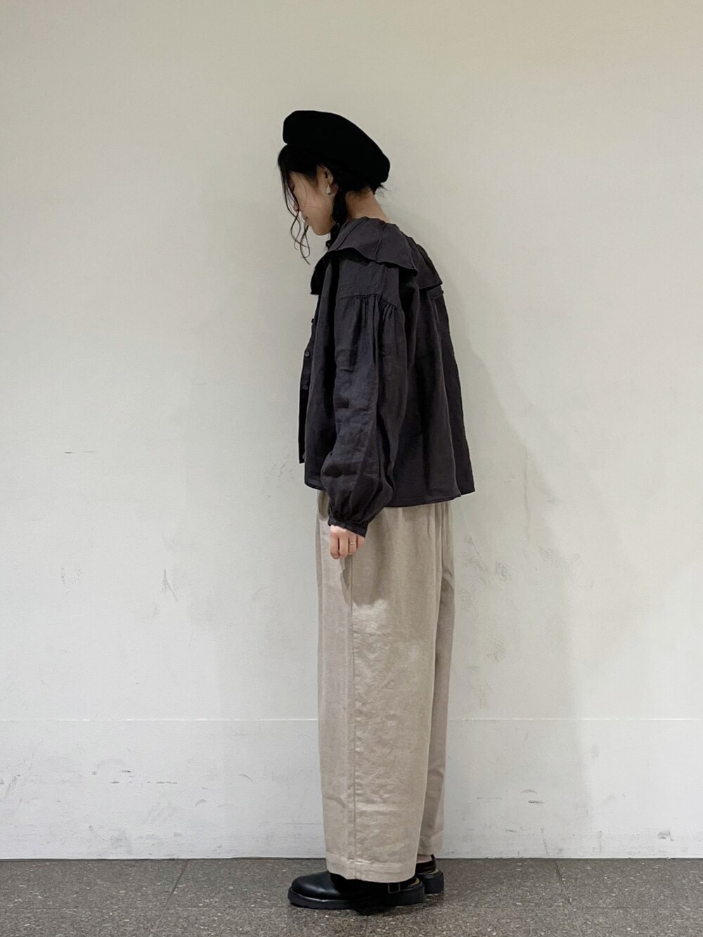 グレー系のシャツ/ブラウス、ホワイト系のその他パンツ、ベージュ系のTシャツ/カットソーを着用したレディースの秋コーディネートの2枚目の写真