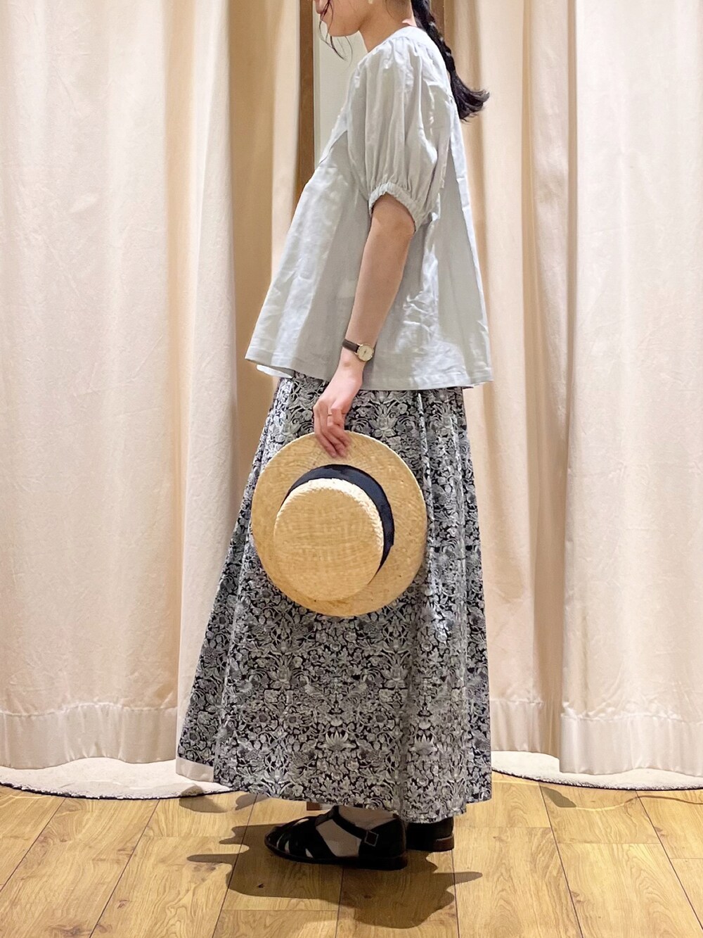 グレー系のシャツ/ブラウスを着用したレディースの春コーディネートの2枚目の写真