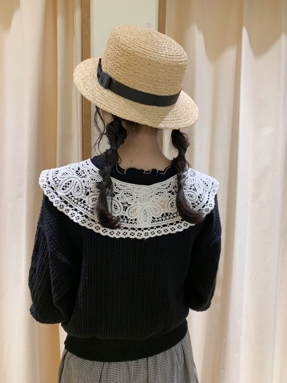 ブラック系のカーディガン/ボレロ、ブラック系のスカート、ブラック系のタンクトップを着用したレディースの夏コーディネートの5枚目の写真