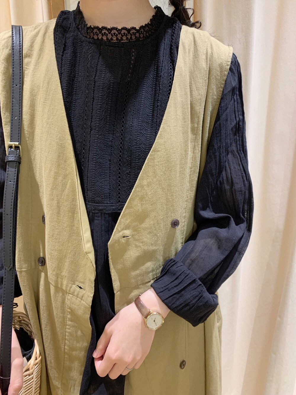 イエロー系のワンピース、ブラック系のシャツ/ブラウス、グレー系のその他パンツを着用したレディースの春コーディネートの4枚目の写真